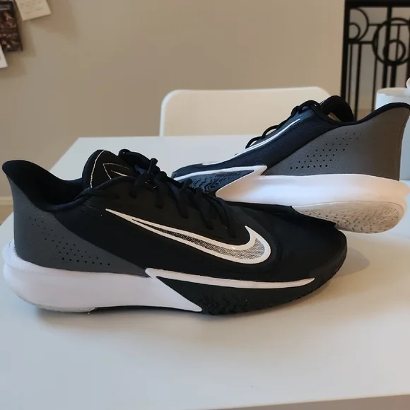 Nike Black and White Athletic Shoes - Picture 9 of 10